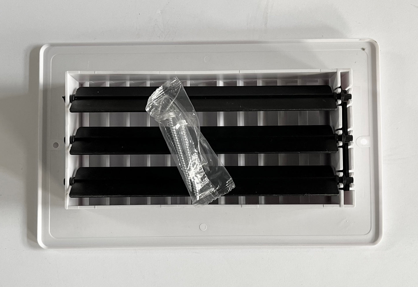 Two-way plastic side wall/ceiling register in white 8"w X 4"h for duct opening